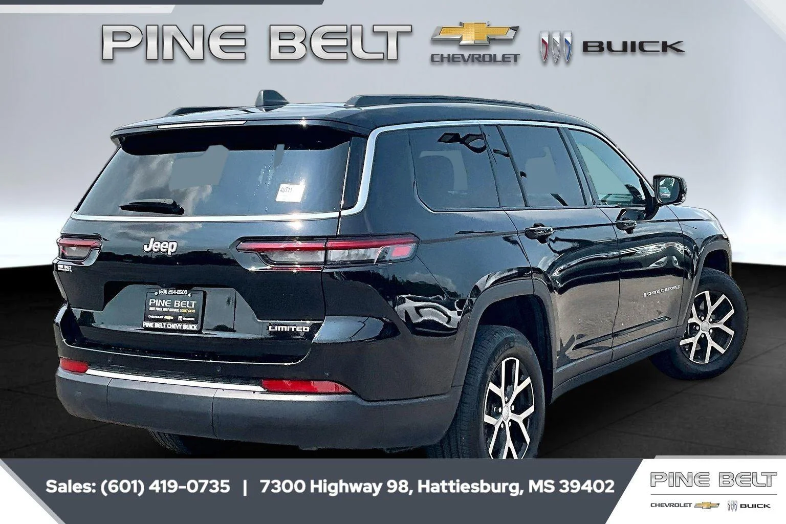 Used 2025 Diamond Black Crystal Pearlcoat Jeep Limited image 11