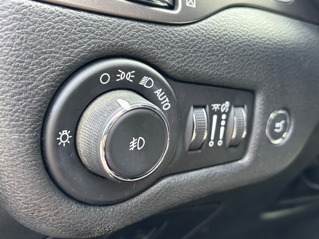 Used 2019 Gray Jeep Limited image 24