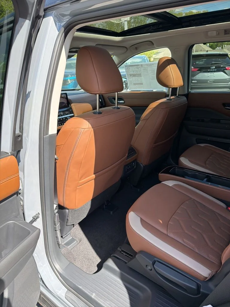 New 2026 Boulder Gray Pearl / Super Black Two-tone Nissan Platinum image 17