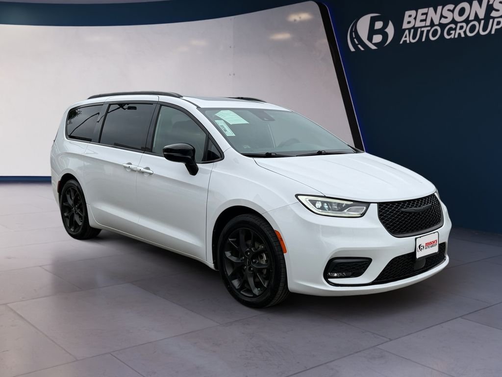 Used 2025 White Chrysler Limited image 7
