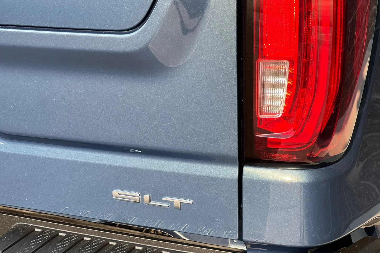 Used 2024 Downpour Metallic GMC SLT image 30