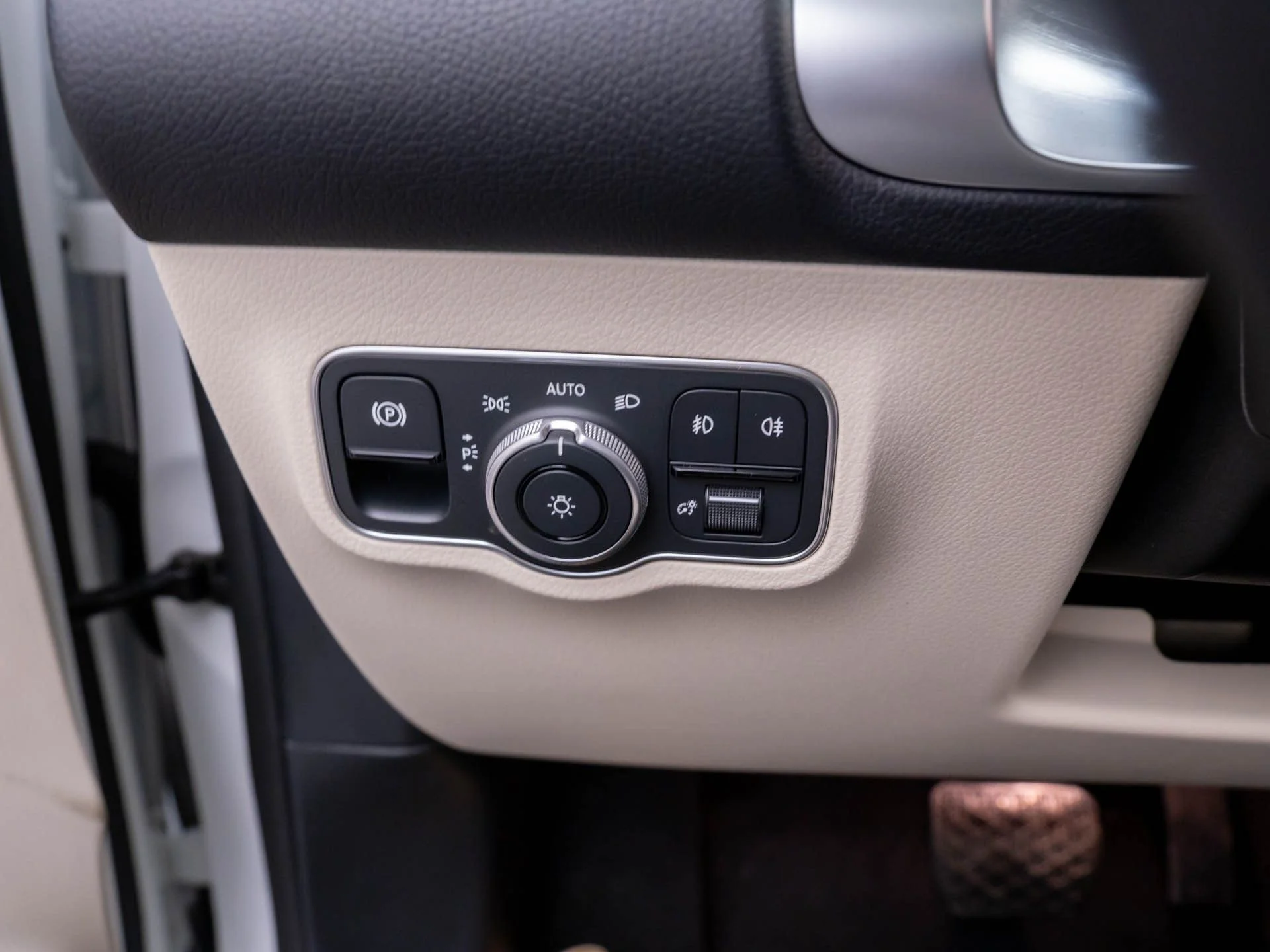 New 2026 White Mercedes-Benz GLB 250 image 23