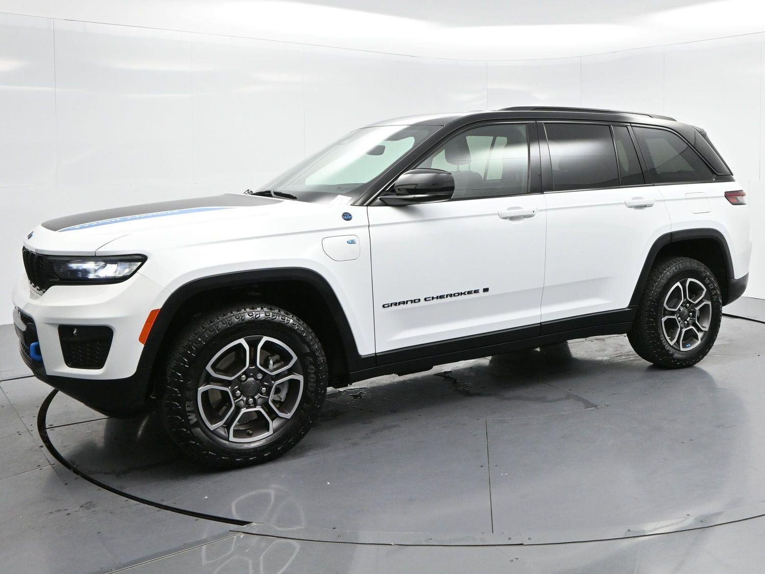 Used 2022 Bright White Clearcoat Jeep Trailhawk image 4