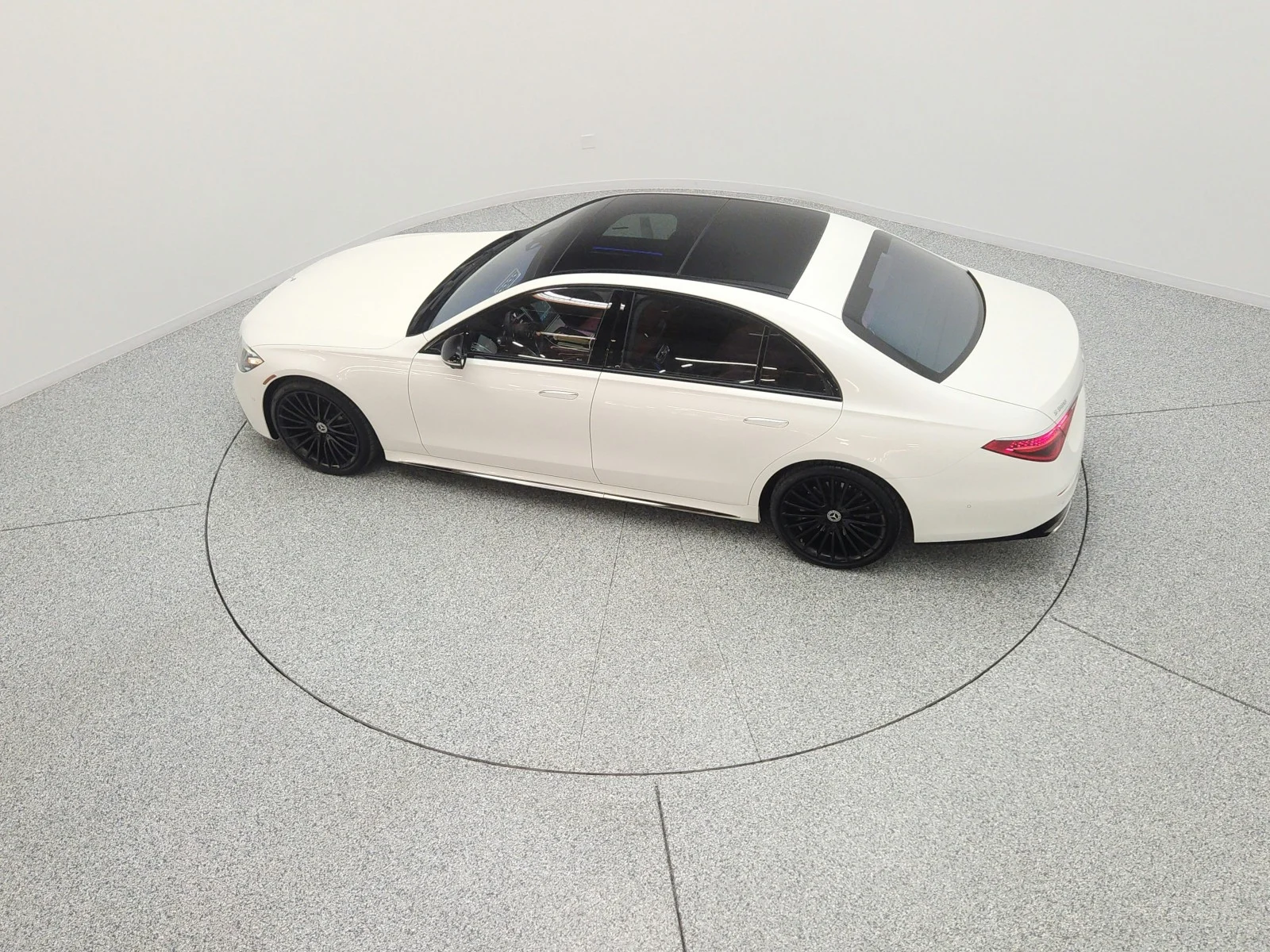 Certified Used 2023 MANUFAKTUR Diamond White Mercedes-Benz S 580 4MATIC® Sedan image 16