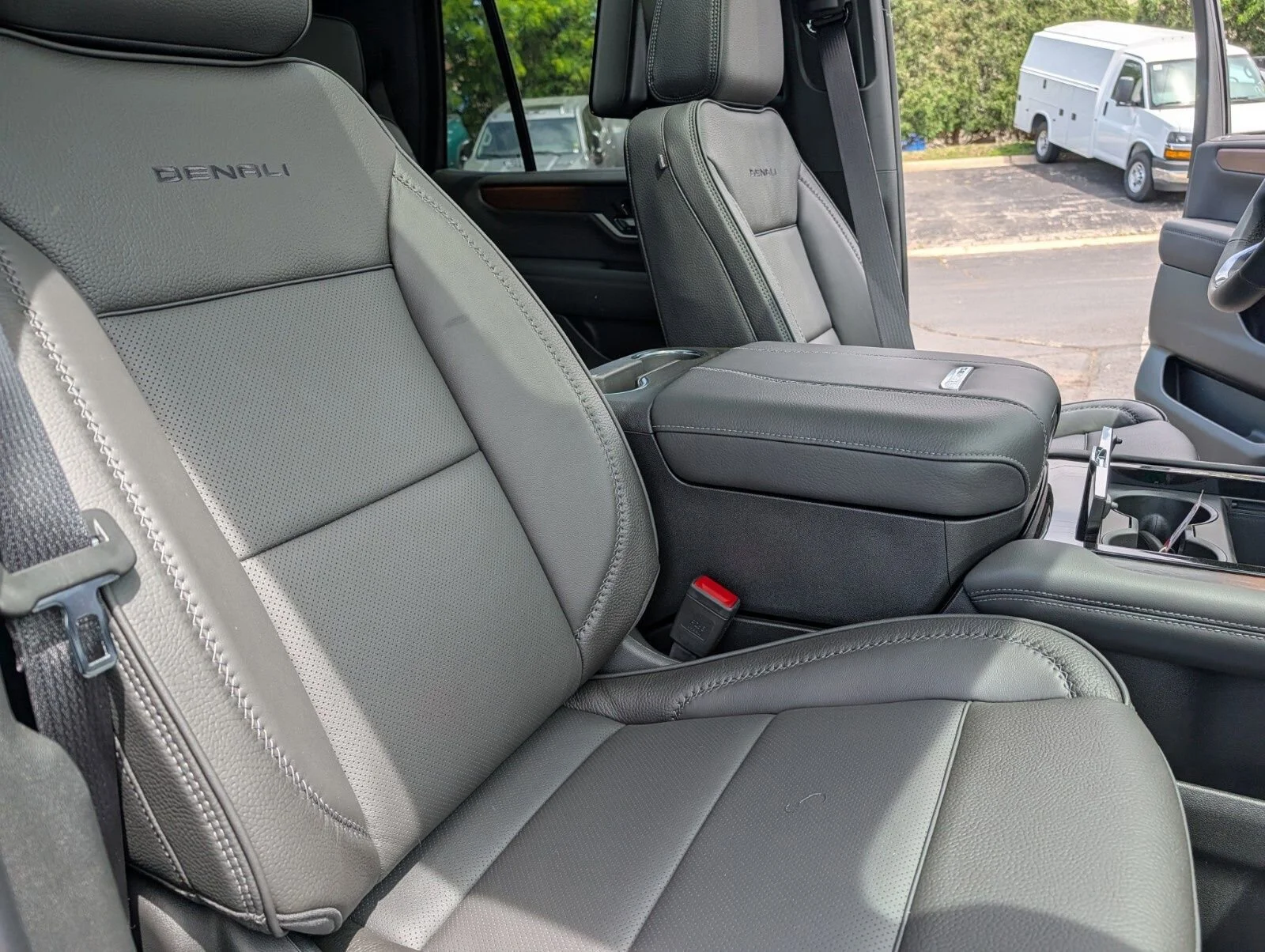 2026 GMC Yukon Denali - Photo 30