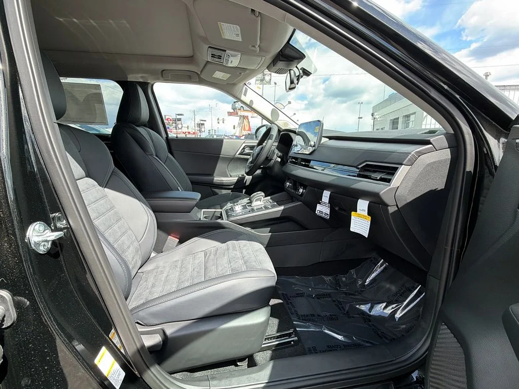 New 2025 Black Diamond Mitsubishi SE image 19