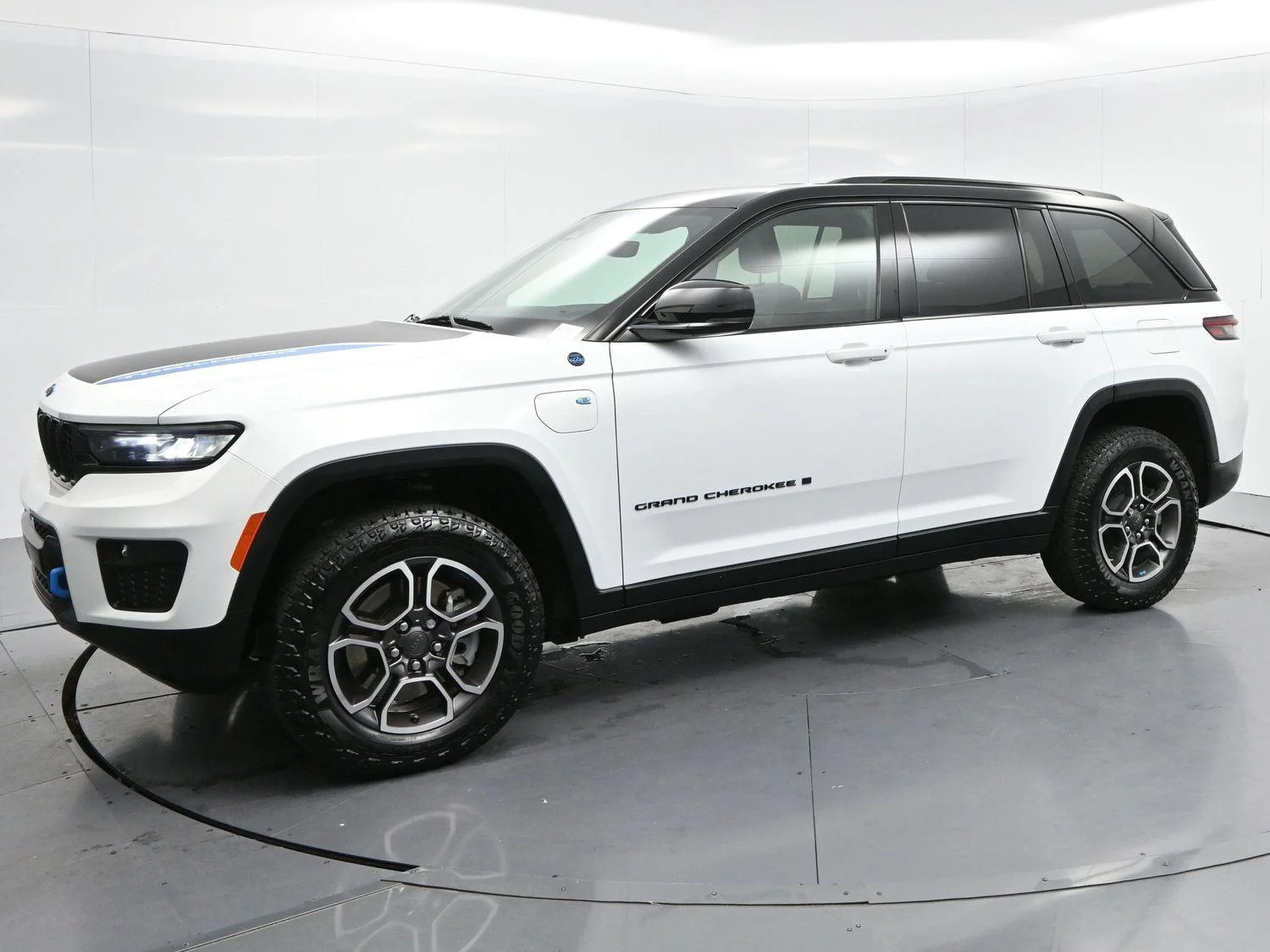 Used 2022 Bright White Clearcoat Jeep Trailhawk image 4