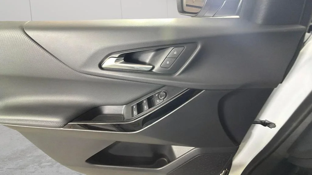Used 2026 Summit White Chevrolet LT image 25