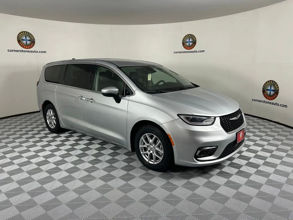 Used 2023 Silver Chrysler Touring L image 15