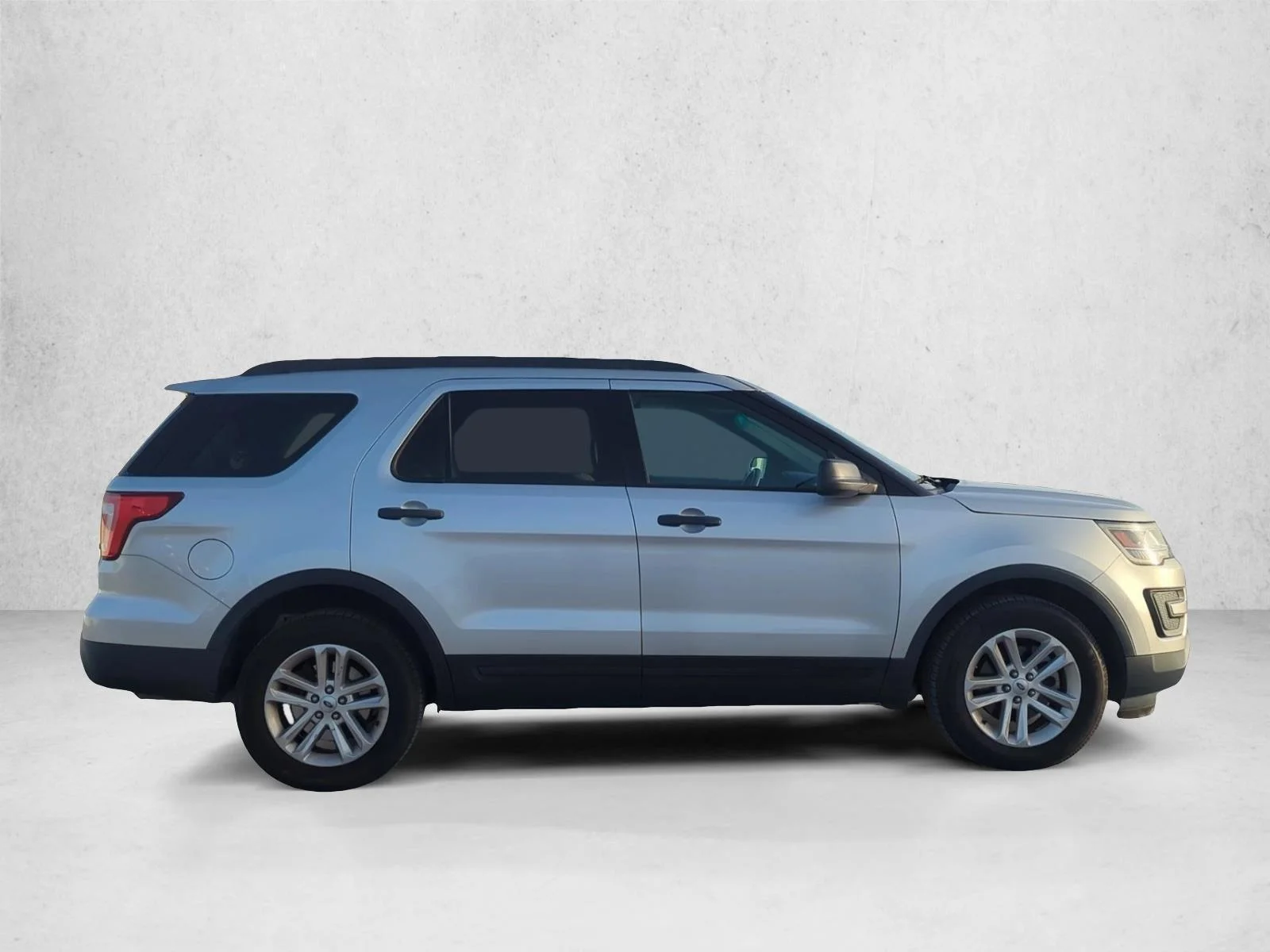 Used 2017 Ingot Silver Metallic Ford Base image 4