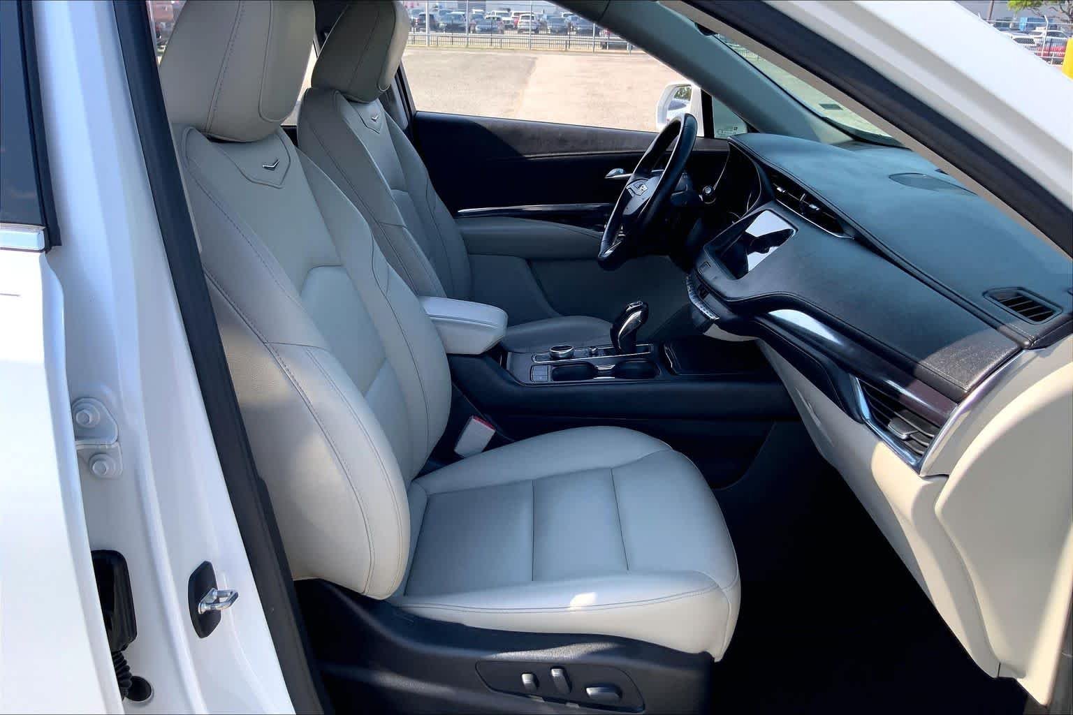Used 2019 Crystal White Tricoat Cadillac FWD Luxury image 15