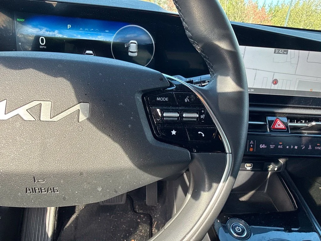 Used 2023 Graphite Gray Kia Wind image 12