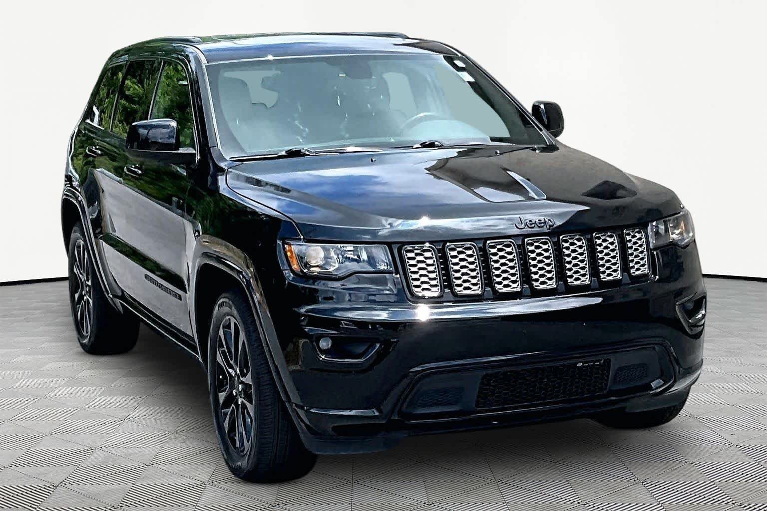 Used 2018 Diamond Black Crystal Pearlcoat Jeep Altitude image 3