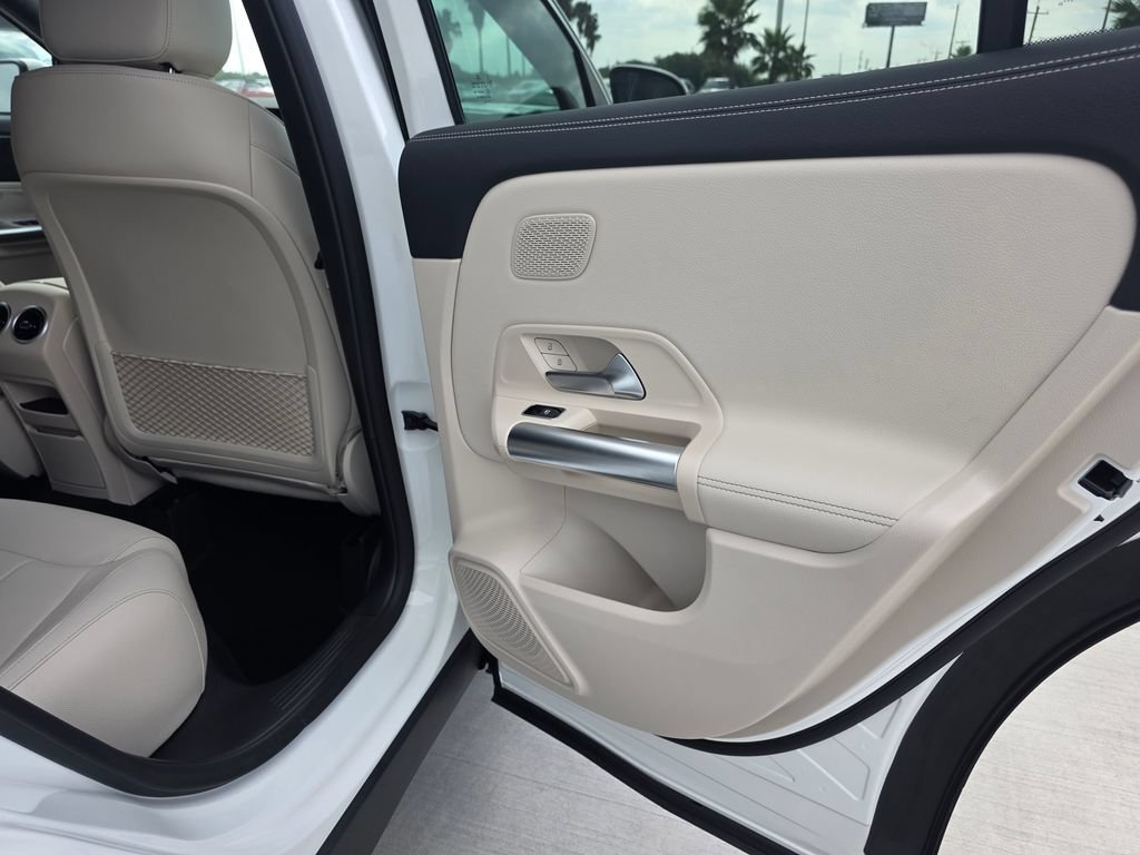 New 2026 Polar White Mercedes-Benz GLA 250 image 41
