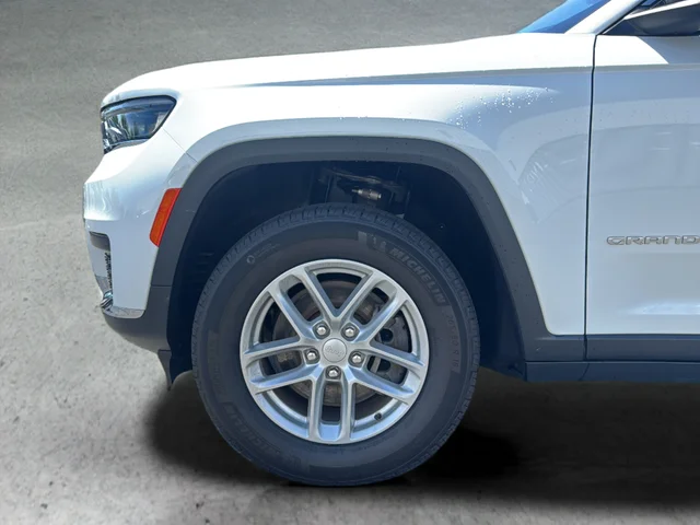 Used 2024 White Jeep Laredo image 30