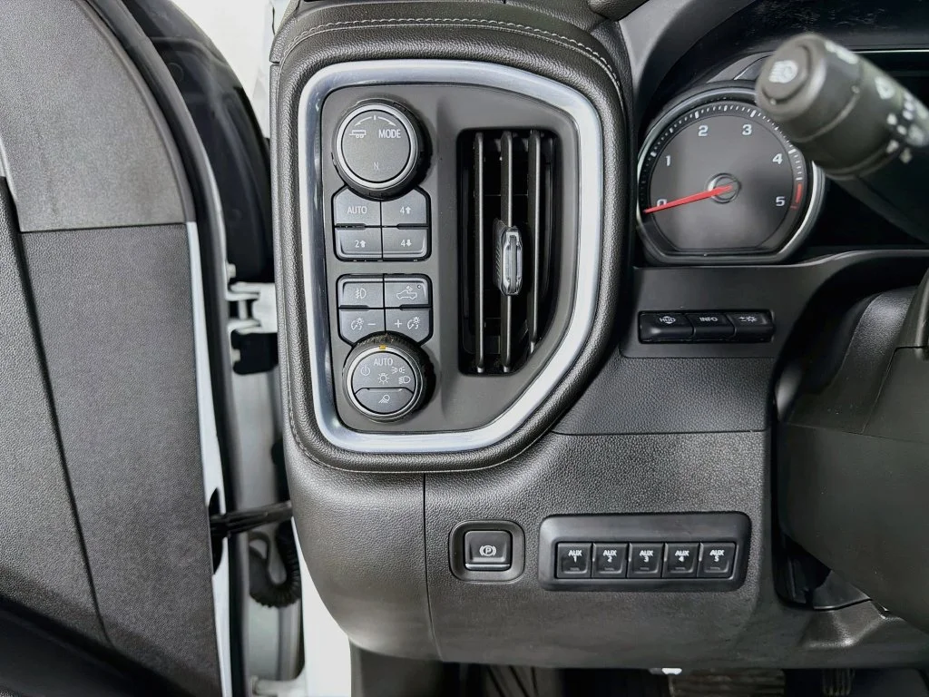 Used 2022 White Chevrolet High Country image 11