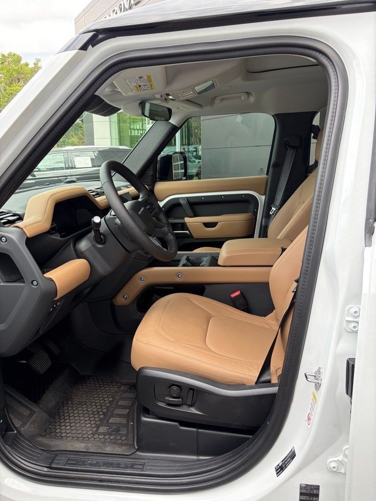 Used 2025 White Land Rover 110 P400 X-Dynamic SE image 17