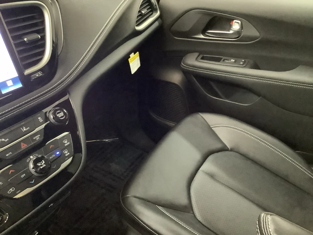 2026 Chrysler Pacifica Select - Photo 23