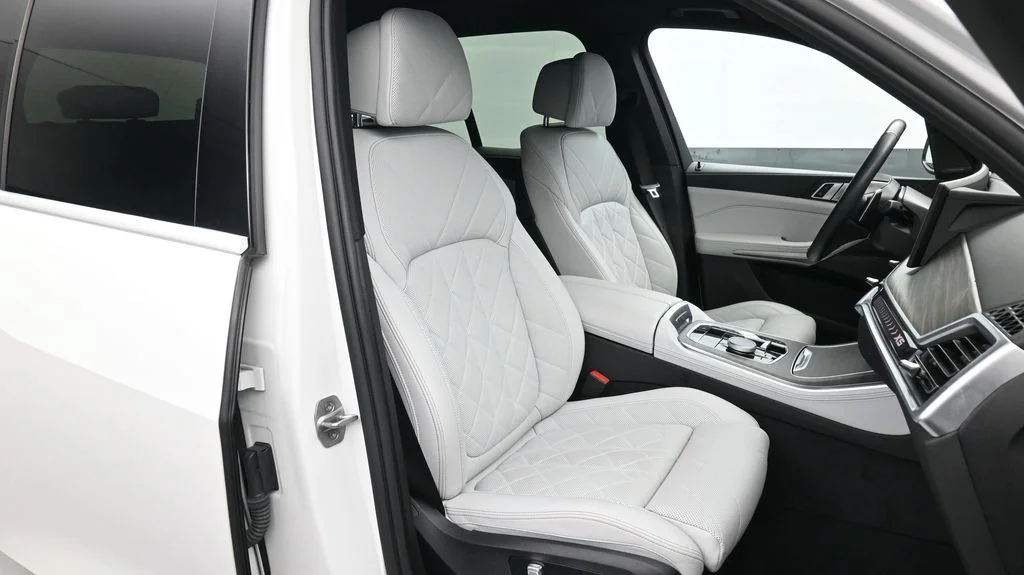 Used 2024 White BMW sDrive40i image 17
