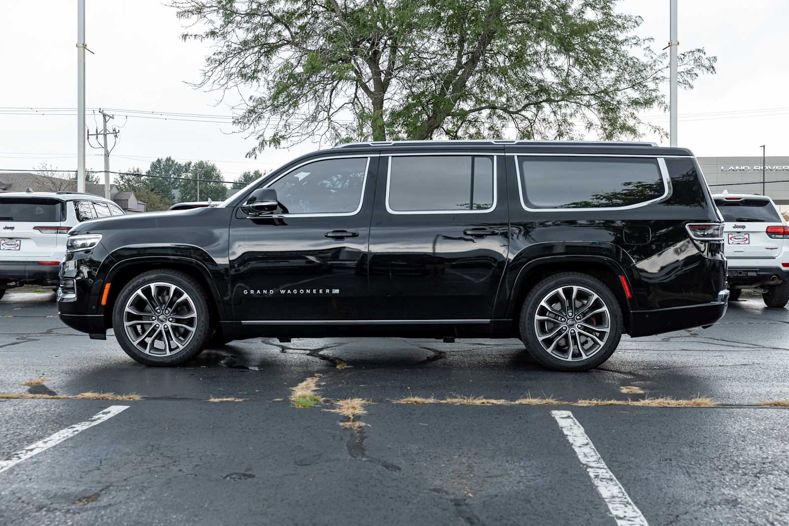 Used 2023 Diamond Black Crystal Pearlcoat Jeep Series III image 4