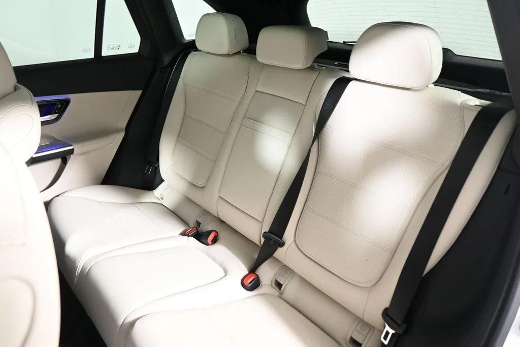 Used 2027 White Mercedes-Benz GLC 300 image 4