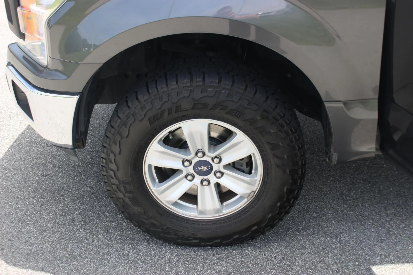 Used 2018 Grey Ford XL image 36