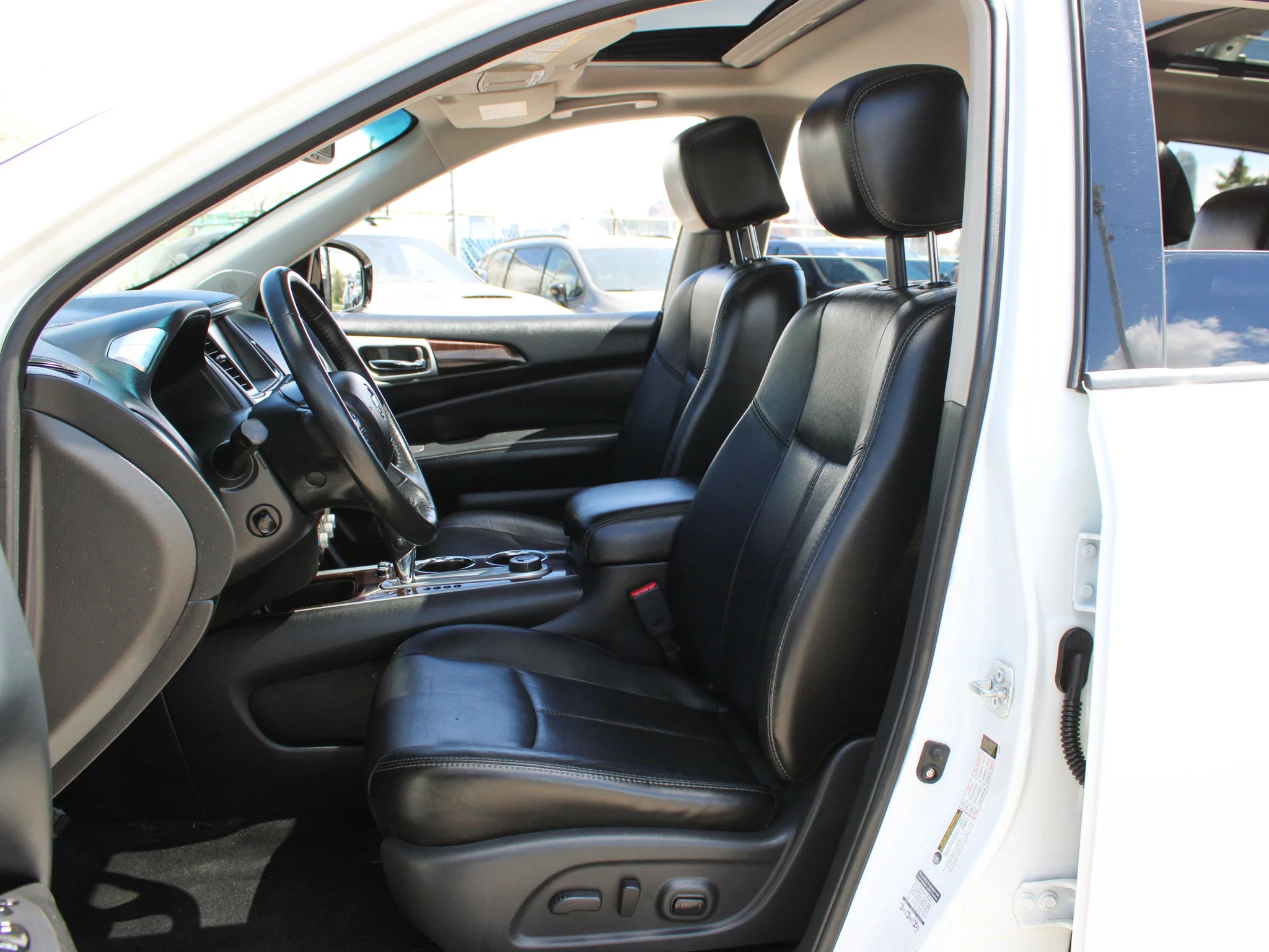 Used 2014 White Nissan Platinum * V6 | Heated/Cooled Seats | Rear DVD | Trailer Tow Package | BOSE | 360 Camera image 3