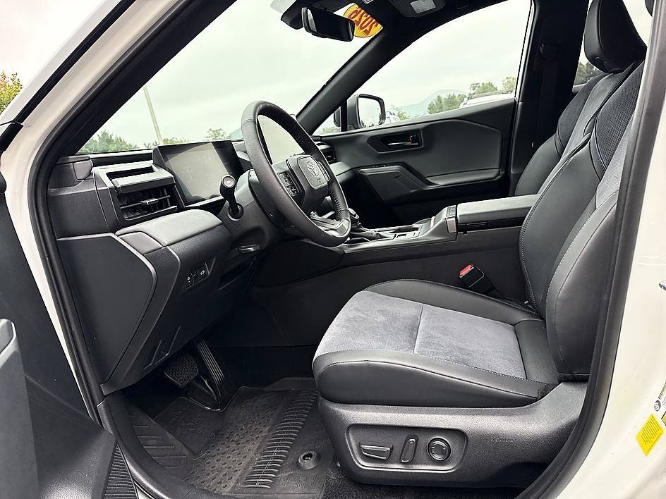 Used 2026 Wind Chill Pearl w/Black Roof Toyota XSE image 11