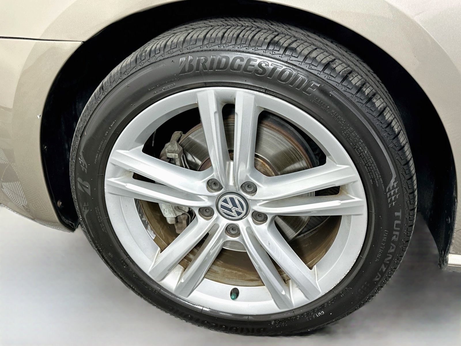 Used 2015 Titanium Volkswagen TDI SEL Premium image 32