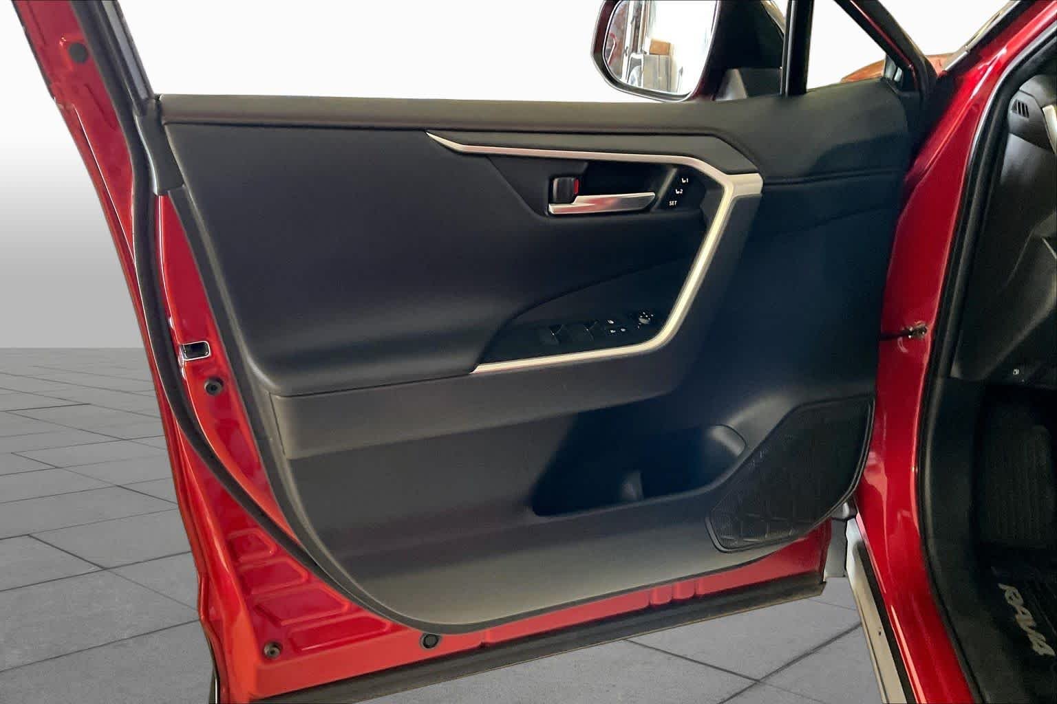 Used 2022 Supersonic Red/Midnight Black Metallic Toyota XSE image 20