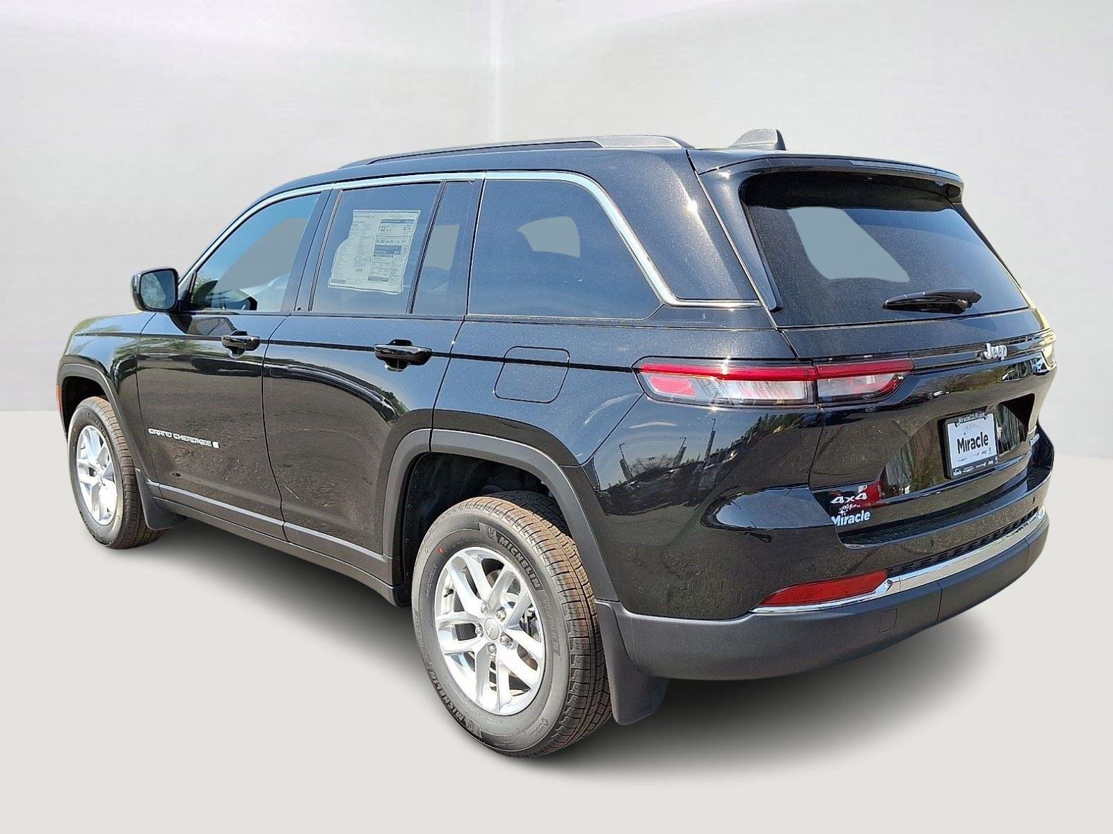 New 2026 Diamond Black Crystal Pearlcoat Jeep Laredo X image 5