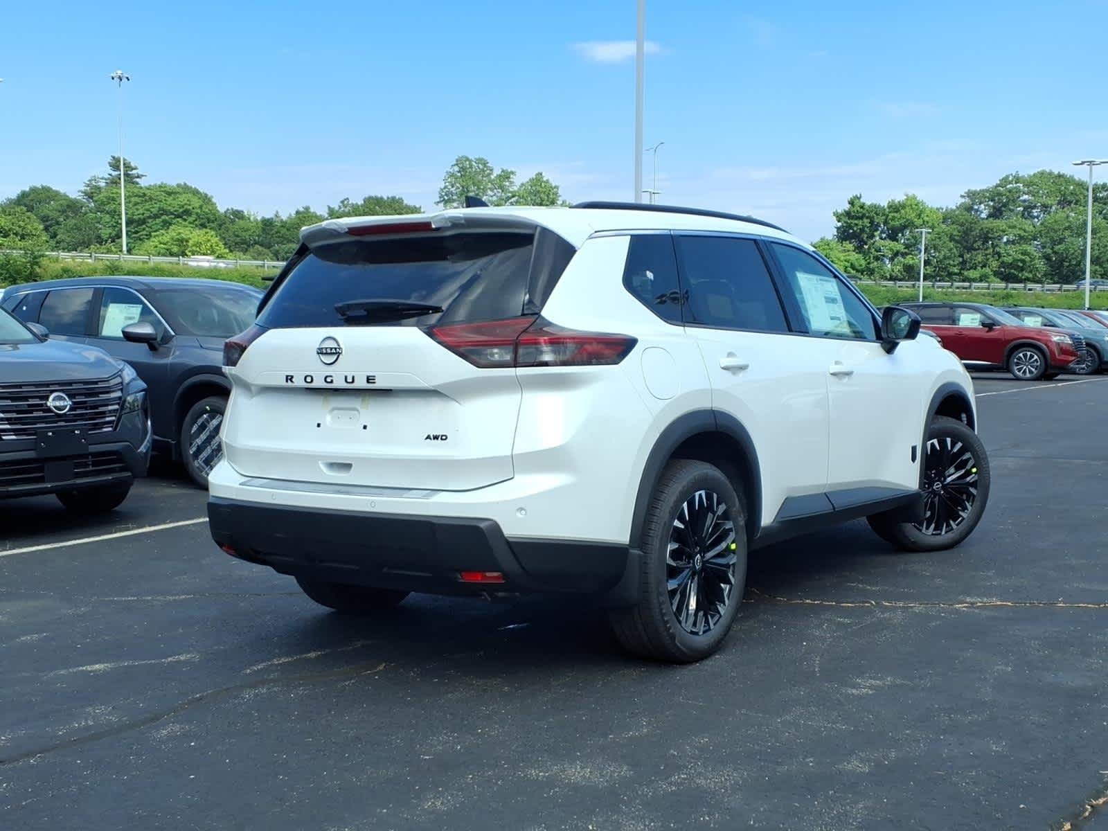 New 2026 Everest White Pearl Tricoat Nissan Dark Armor image 3