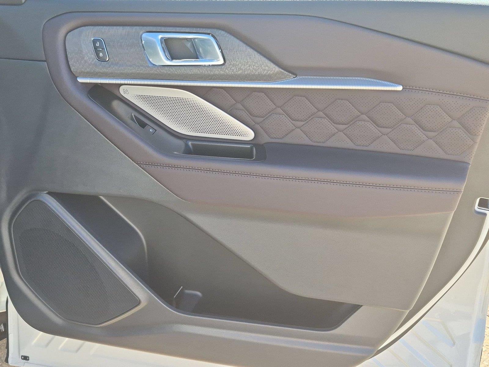 New 2027 Star White Metallic Tri-Coat Ford Platinum™ image 35