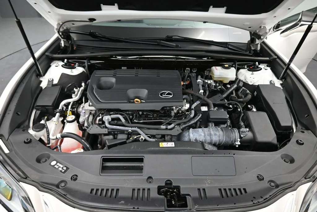 Used 2022 White Lexus 300h image 16
