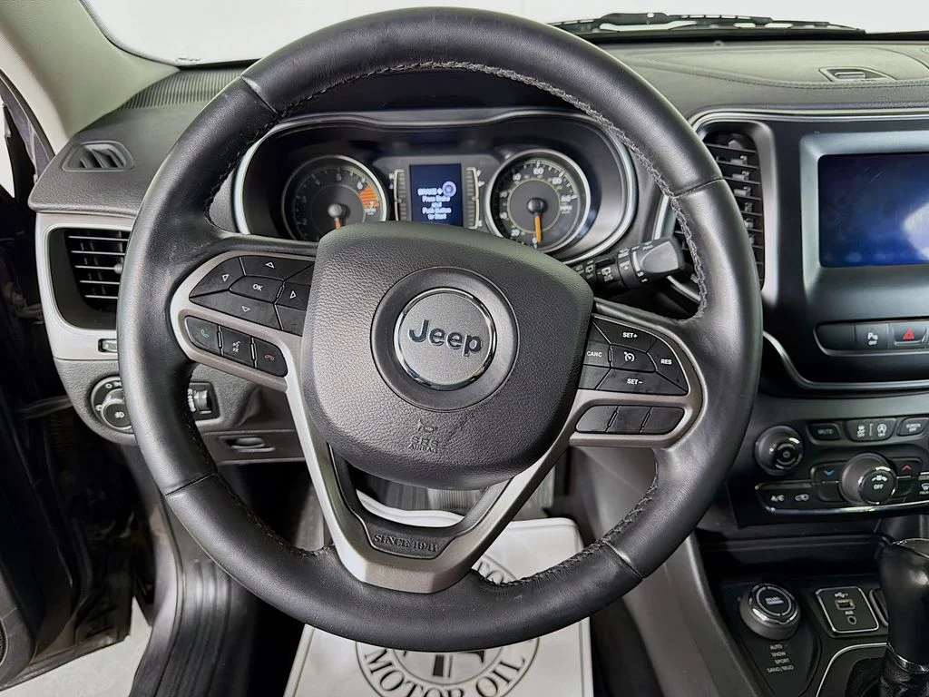 Used 2019 Gray Jeep Latitude Plus image 13