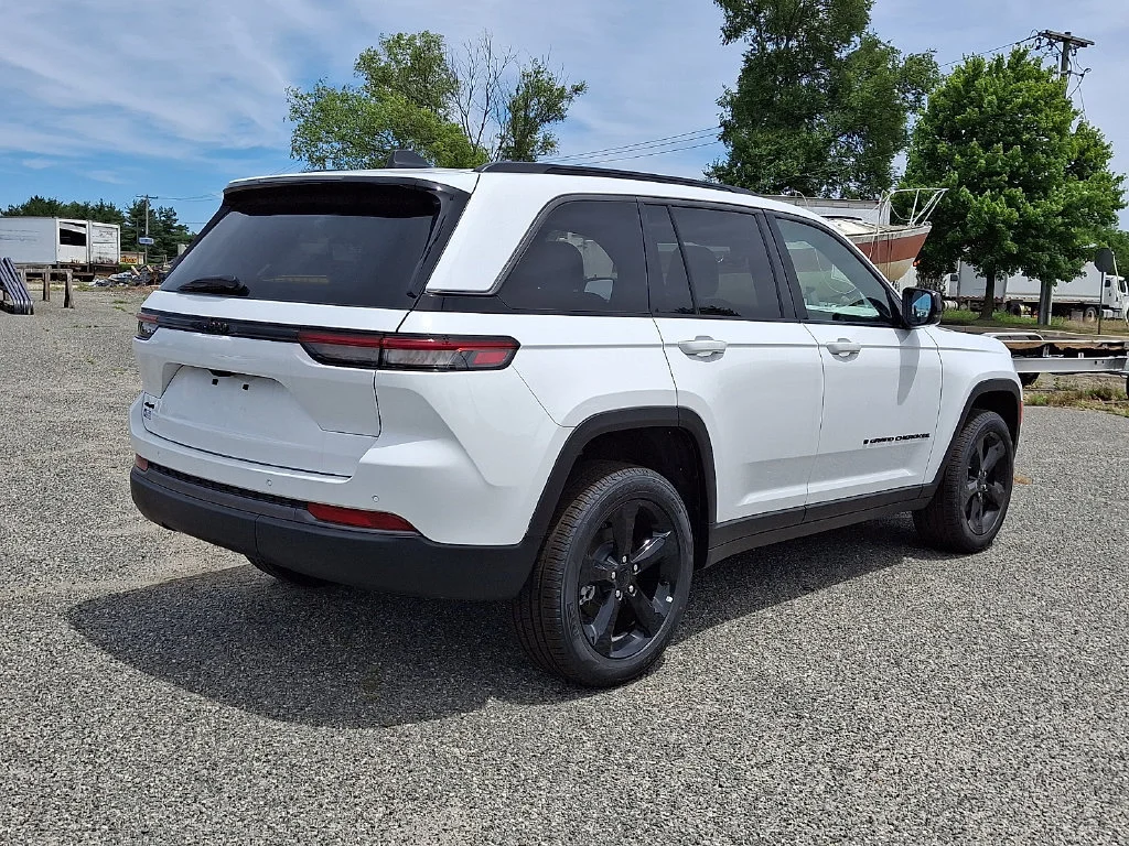 New 2026 Bright White Clear-Coat Exterior Paint Jeep Limited image 8