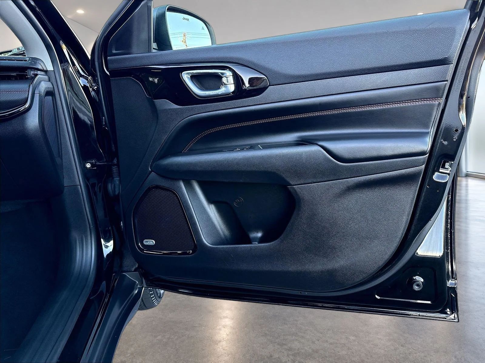 Used 2022 Diamond Black Jeep Trailhawk image 29