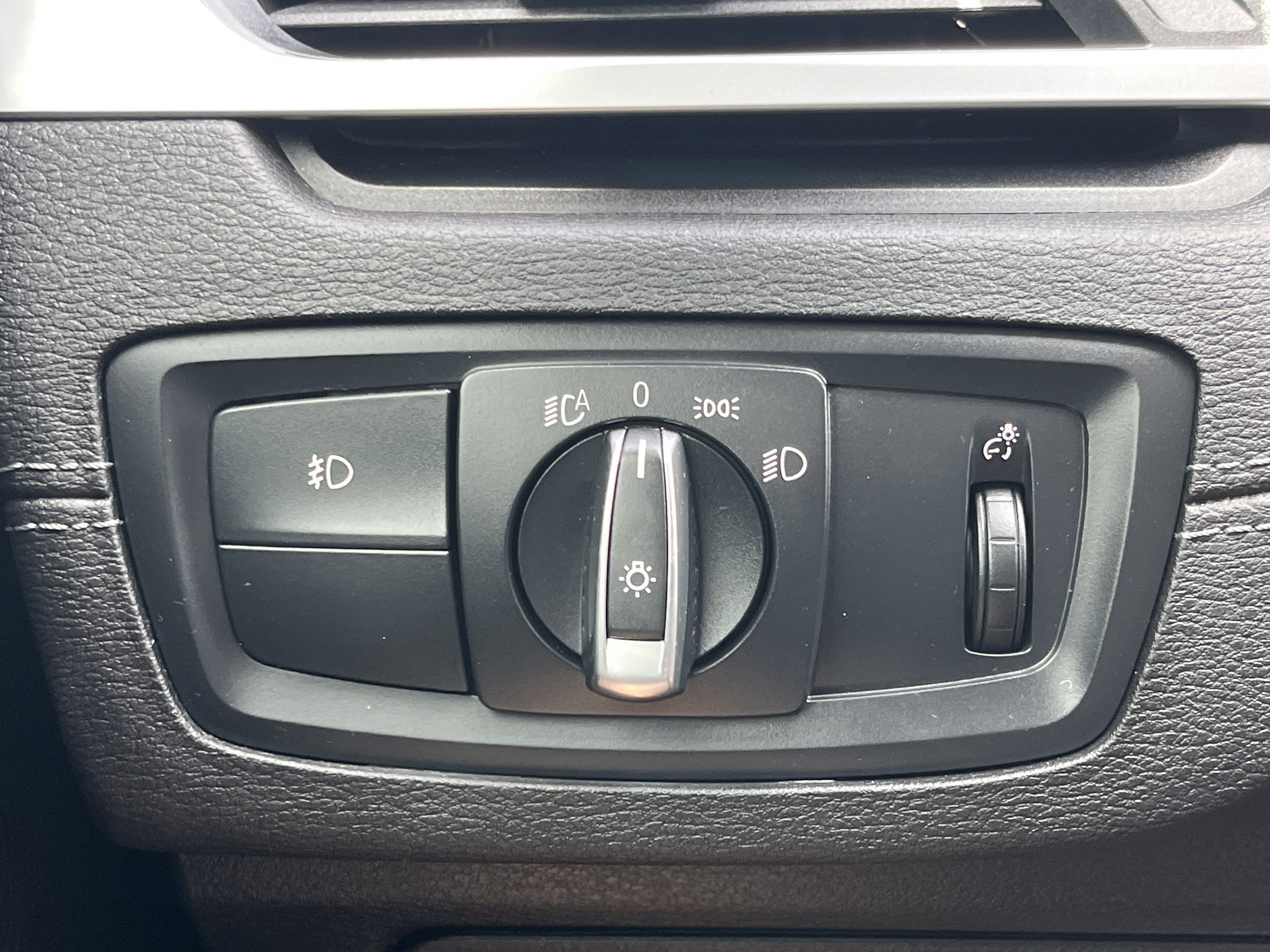 Used 2020 Jet Black BMW sDrive28i image 13