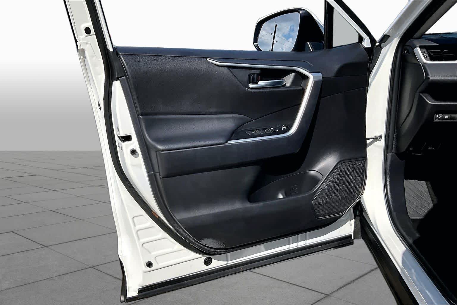 Used 2025 Ice Cap Toyota XLE image 22