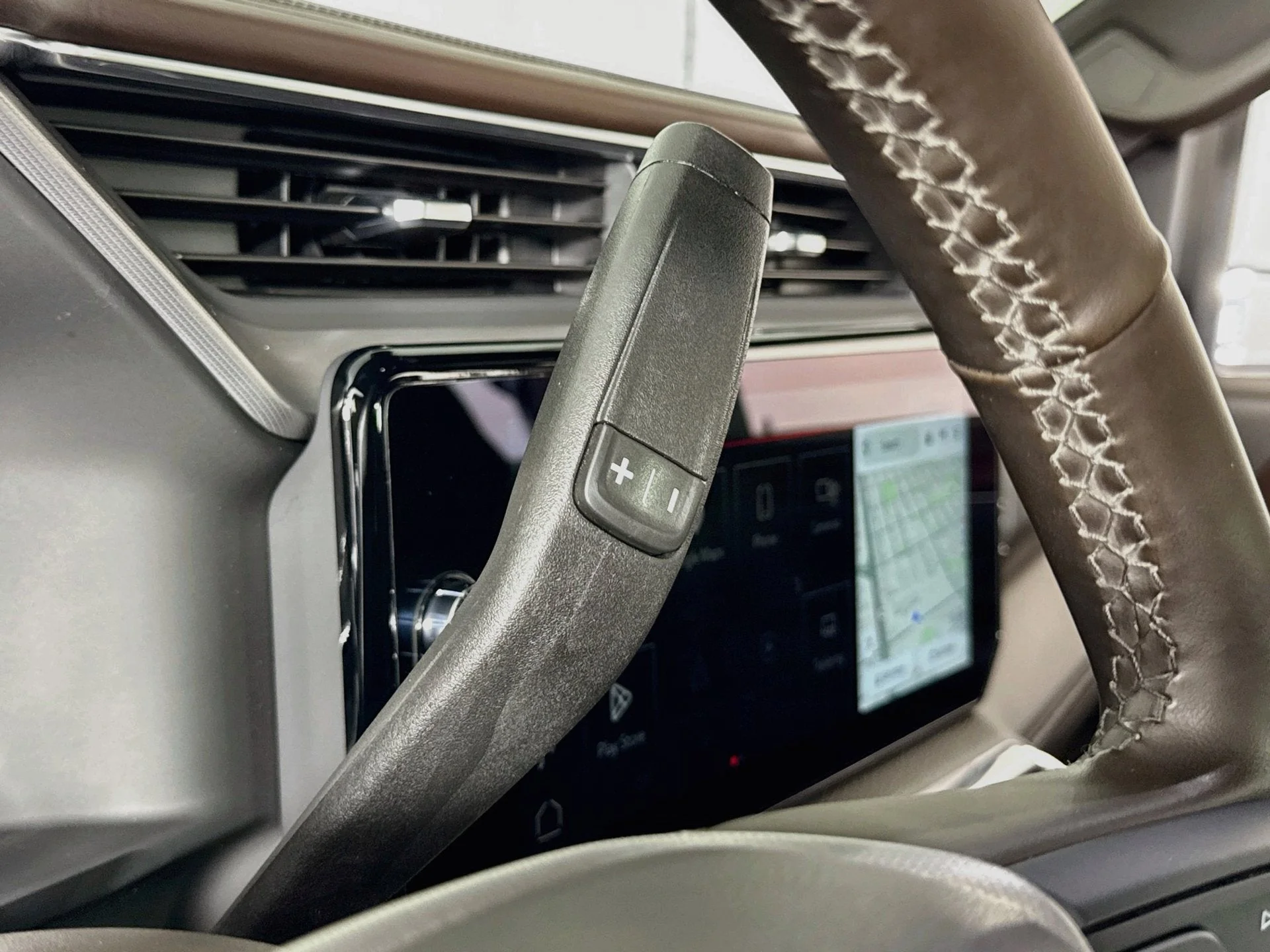 Used 2024 White Frost Tricoat GMC Denali image 15