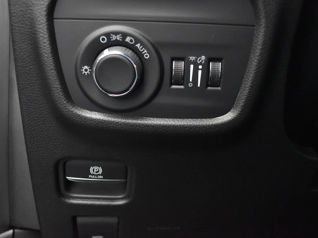 New 2026 Bright White Clear-Coat Exterior Paint Jeep Altitude image 11