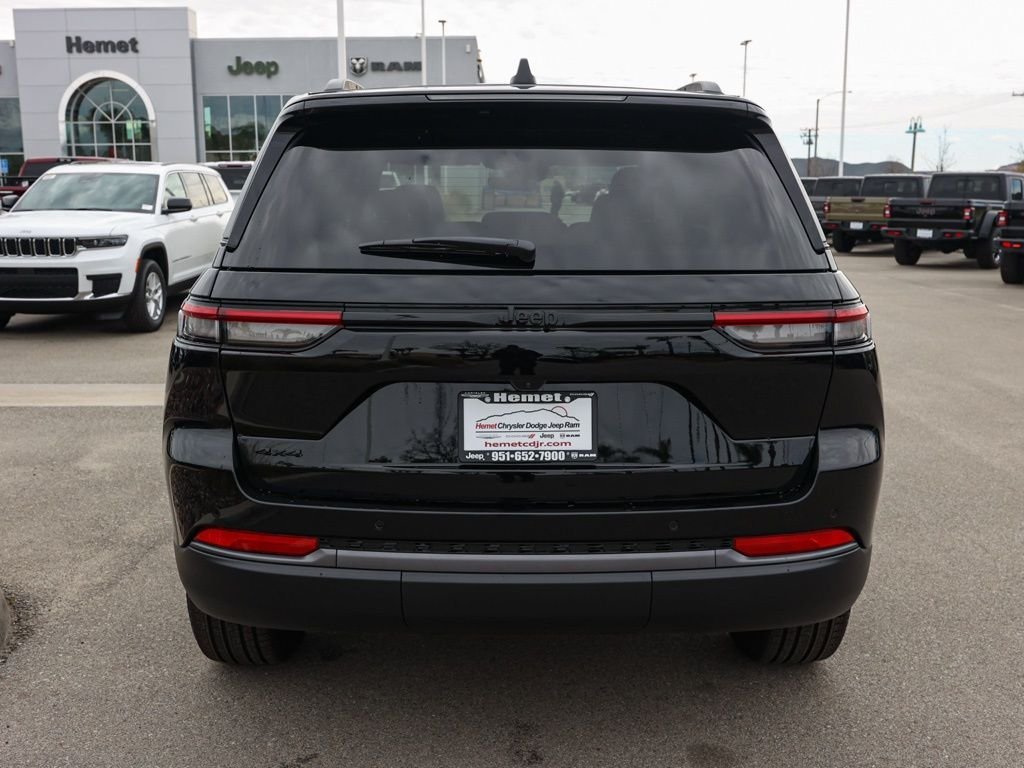 New 2026 Diamond Black Crystal Pearl-Coat Exterior Paint Jeep Limited image 4