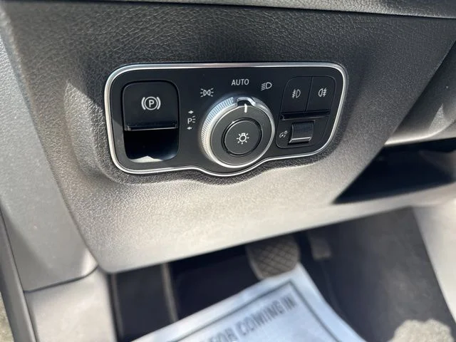Used 2025  Mercedes-Benz GLB 250 image 33