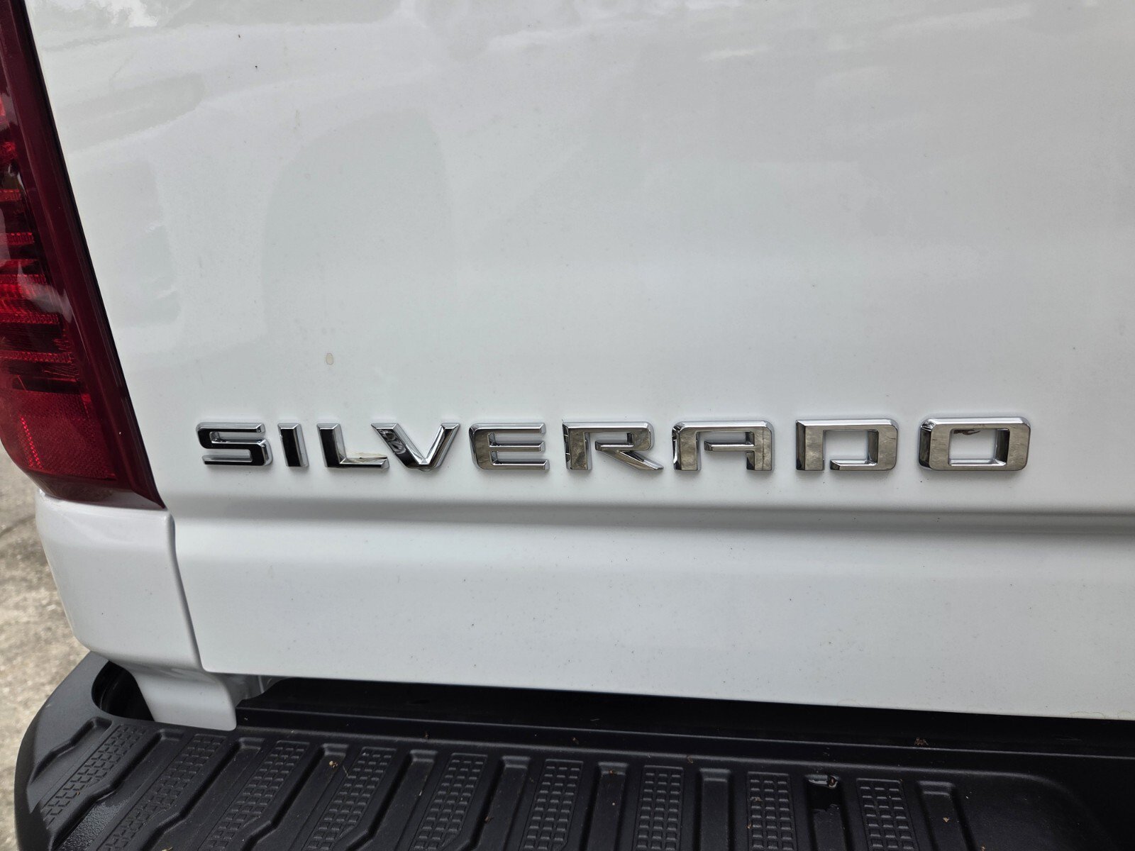 New 2026 Summit White Chevrolet WT image 17