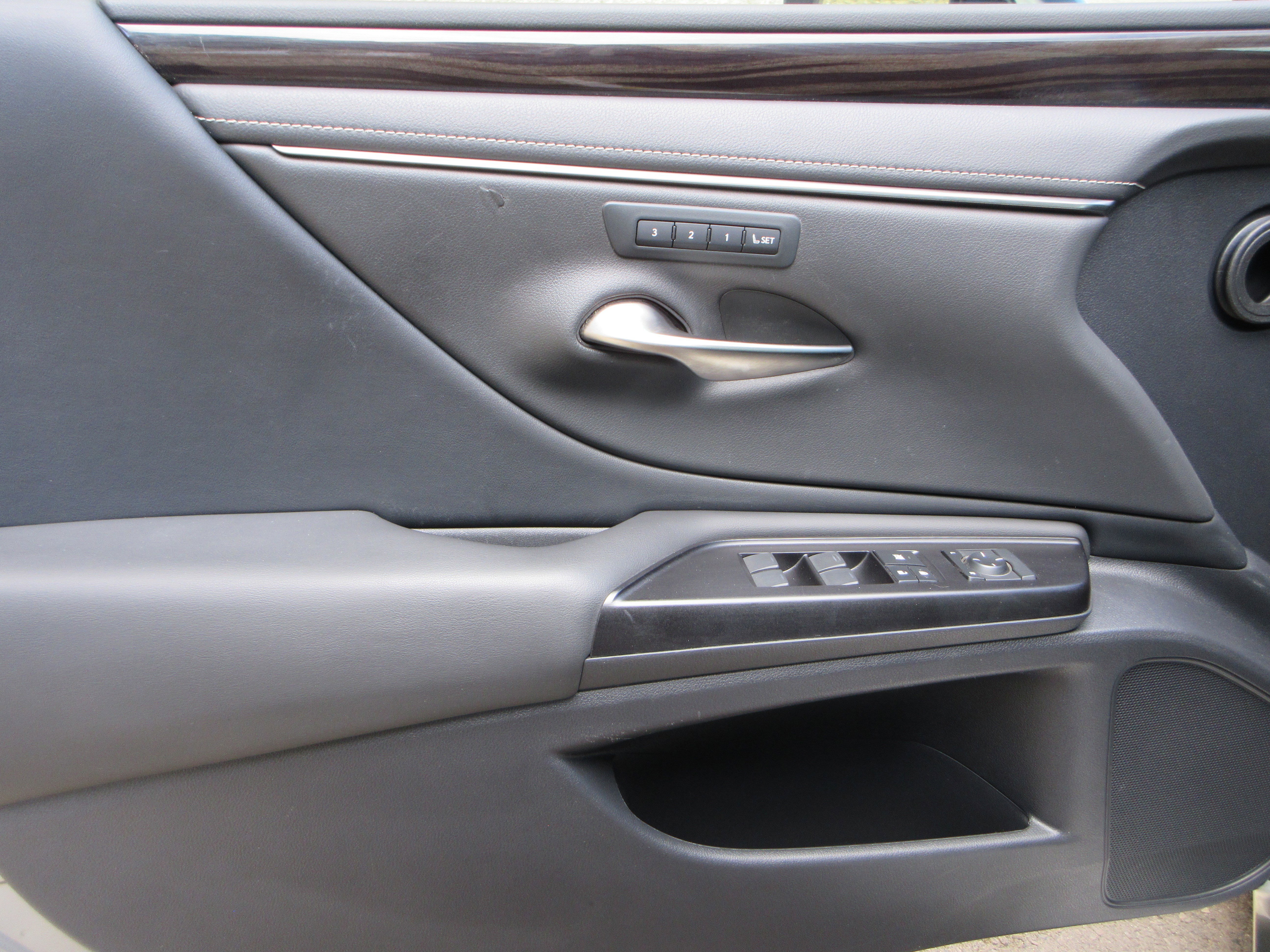 Used 2019 Atomic Silver Lexus 300h image 27