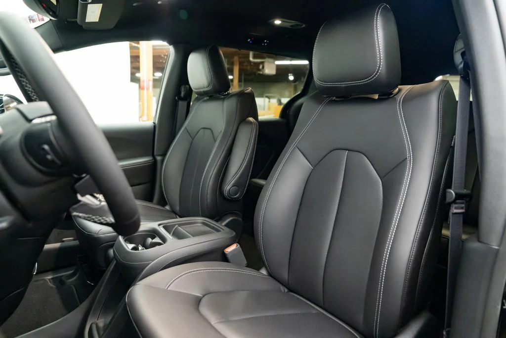 New 2027 Diamond Black Crystal Pearl-Coat Exterior Paint Chrysler Select image 22