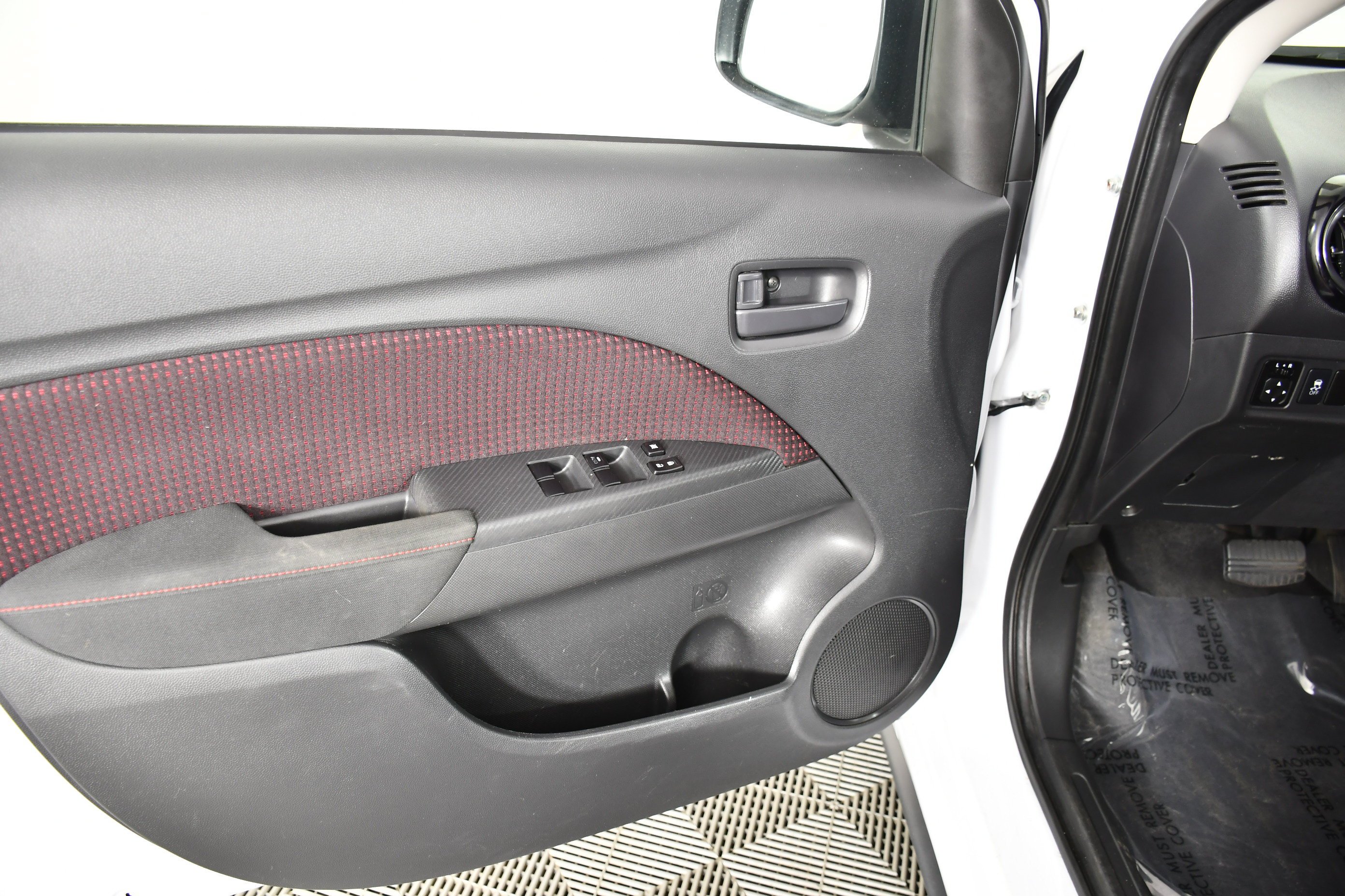 Used 2022 White Mitsubishi Black Edition image 34