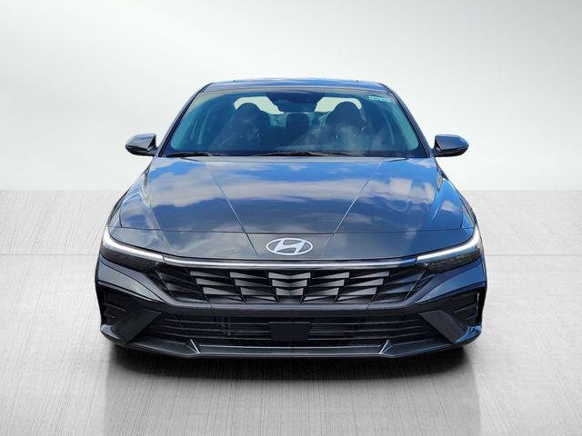 2025 Hyundai Elantra Limited - Photo 11