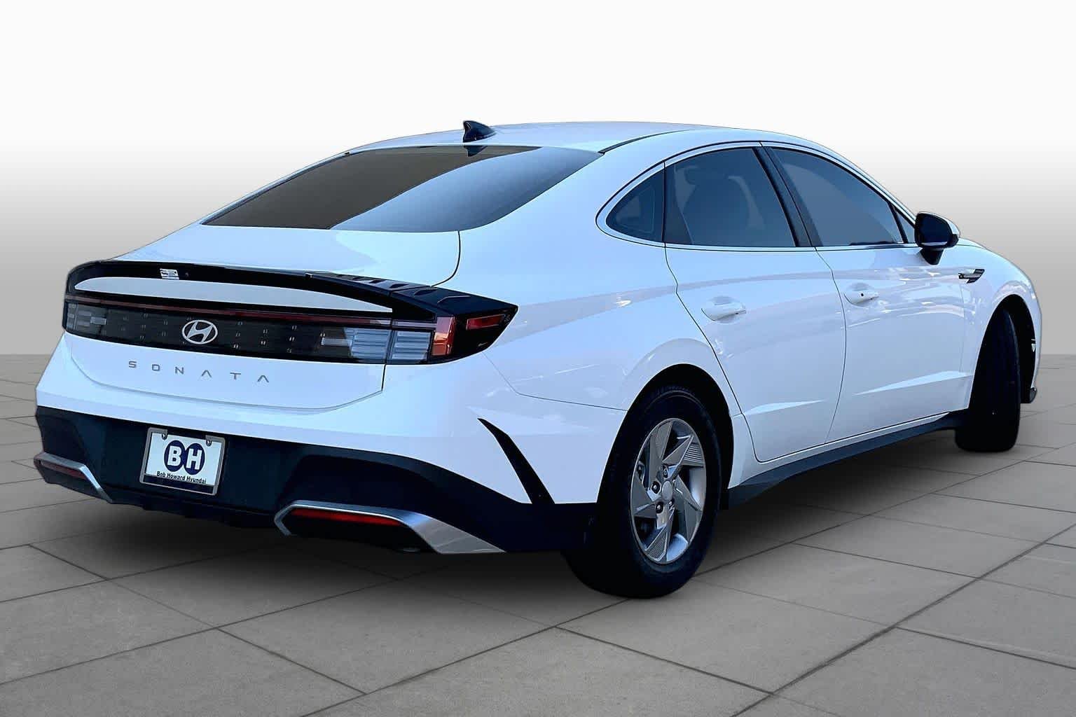 Used 2025 Serenity White Hyundai SE image 12