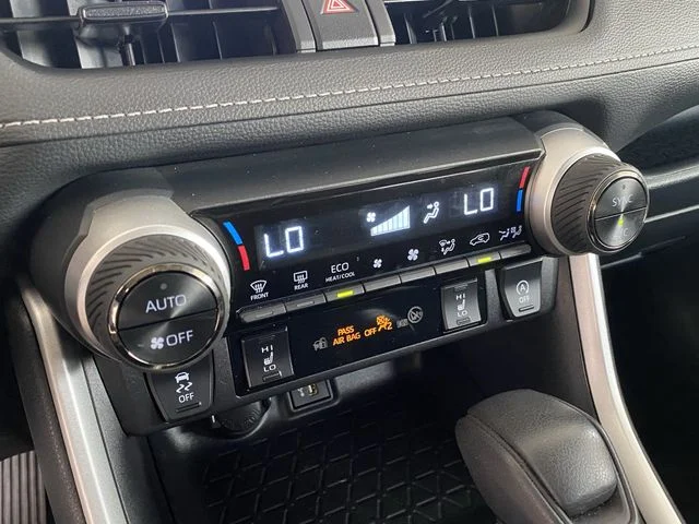 2025 Toyota RAV4 XLE - Photo 25